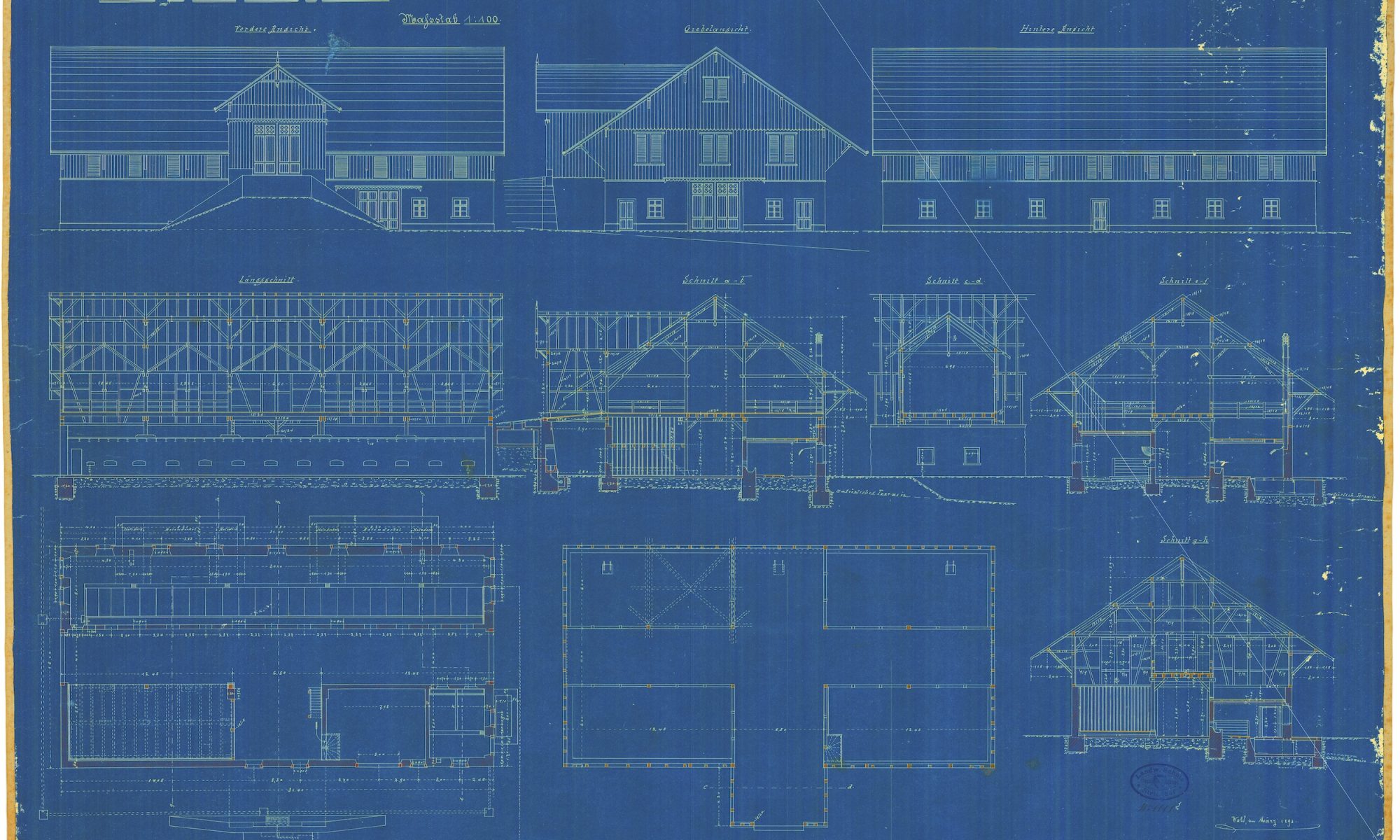 Bauplan der Oberhaushof-Scheune auf blauem Sandpapier