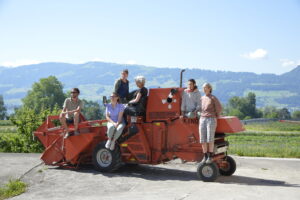 Team der Getreidezüchtung Peter Kunz auf einer Landmaschine