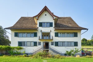Südfassade des Oberhauses mit Freitreppe und Balkon