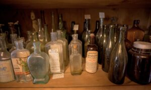 Medizinalflaschen auf einem Regal