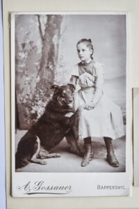 Schwarz-weiss-Fotografie von Bertha Bühler als Kind mit ihrem Hund