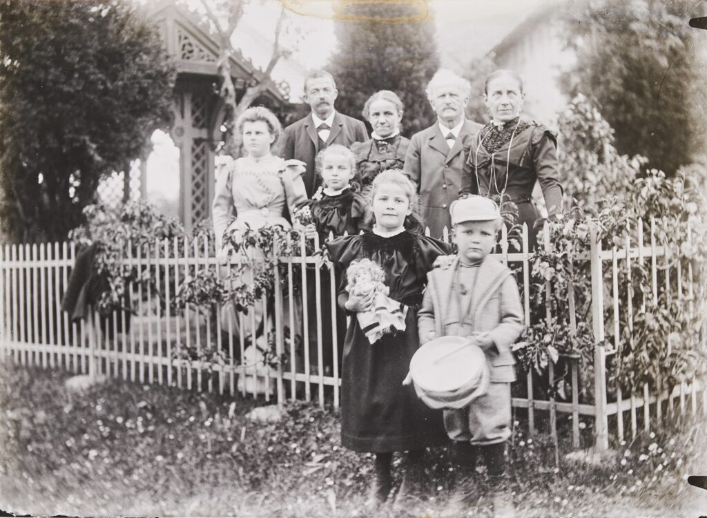 Schwarz-weiss-Fotografie von Familie Boller in ihrem Garten