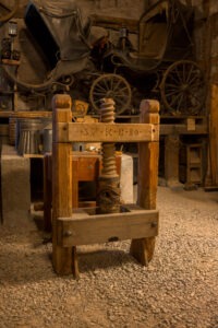 Ölpresse aus Holz mit Inschrift: 17 KB 80